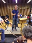 Il Maestro si prepara a dirigere.