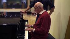 Il Maestro Bruno Zambrini al pianoforte.