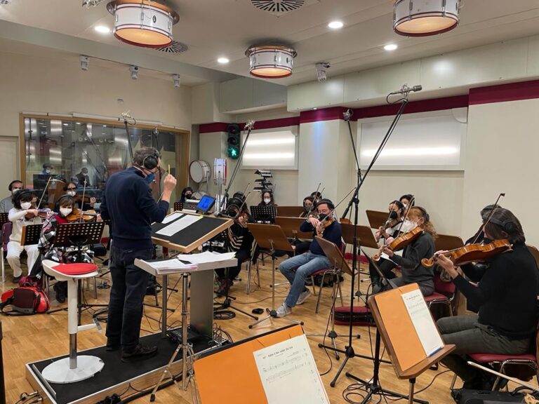 Gli Archi della Roma Film Orchestra diretti dal M Luca Salvadori.